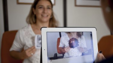 Combina elementos del mundo real combinados con una computadora. Foto Juan Thomes.