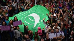 Más de tres mujeres por día recurren al aborto en la región