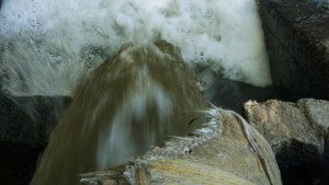 Caños que revientan y plantas en colapso contaminan el río Negro