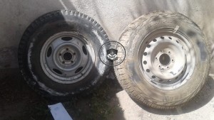 Atraparon a dos personas que robaron ruedas de autos estacionados