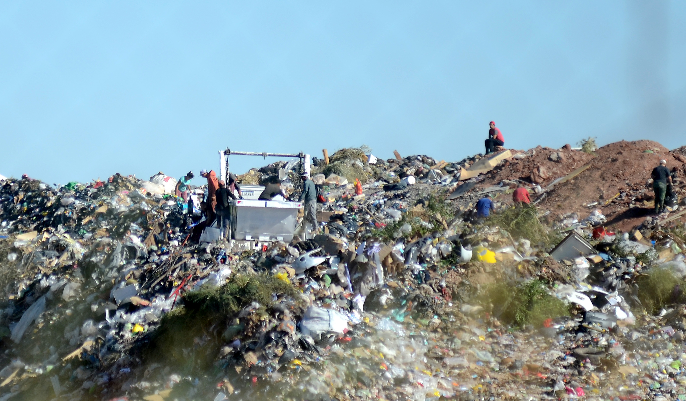 Un camión de basura atropelló a un adolescente mientras buscaba comida en el basural de la meseta, en Neuquén. (Foto: Mauro Perez)