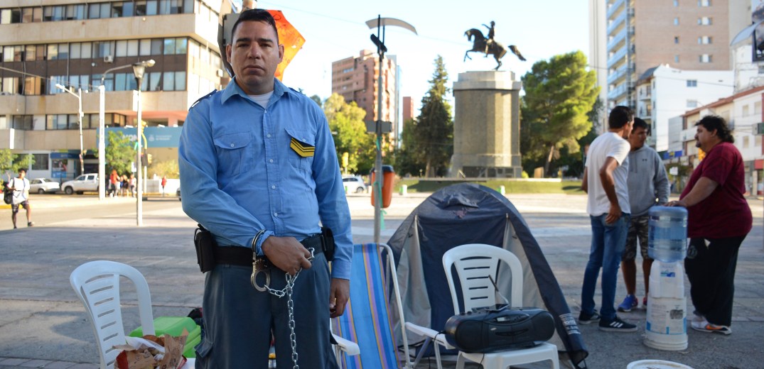 El cabo Fabián Escobar pasó la noche esposado frente al monumento a San Martín. (Foto: Mauro Pérez.-)