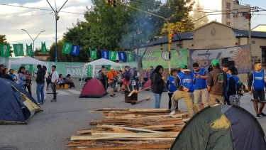 En un acampe contra el “ajuste”, anuncian un paro para febrero