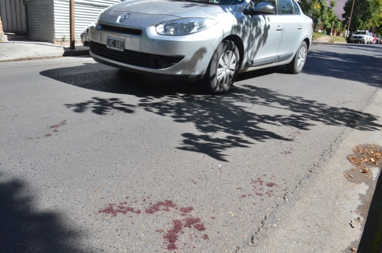 En la esquina de Maestros Neuquinos y Ameghino quedó el rastro de sangre de la víctima. (Foto: Yamil Regules.-)