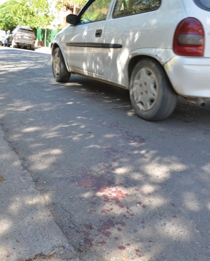 Las manchas de sangre en el lugar donde sucedió el hecho.  Foto: Yamil Regules