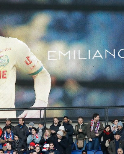 Un tributo al futbolista argentino Emiliano Sala se lleva a cabo previo al partido de la liga francesa entre Paris Saint-Germain y Burdeos, en el estadio Parc des Princes de París, el sábado 9 de febrero de 2019. (AP Foto/Christophe Ena)