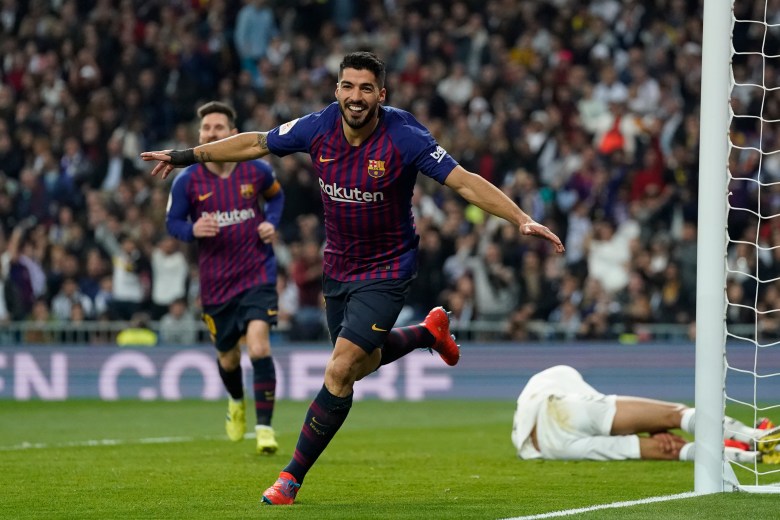 Luis Suárez celebra el primer gol del Barcelona ante el Real Madrid. Messi se suma al festejo.