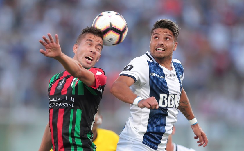 Agustín Farías y Sebastián Palacios disputan la pelota. El encuentro tuvo grandes pasajes. (AP Fotos)