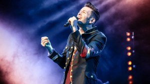 El programa en el escenario central