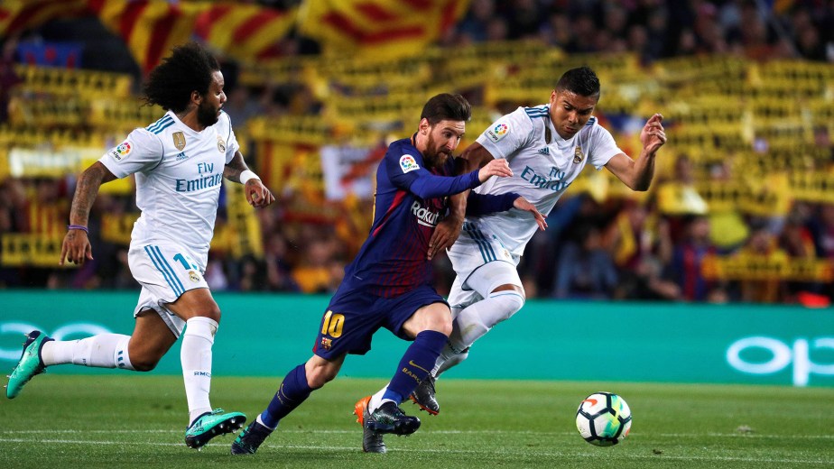 Messi, aquí entre Casemiro y Marcelo, intentará meter al Barcelona en una nueva final de la Copa del Rey. 