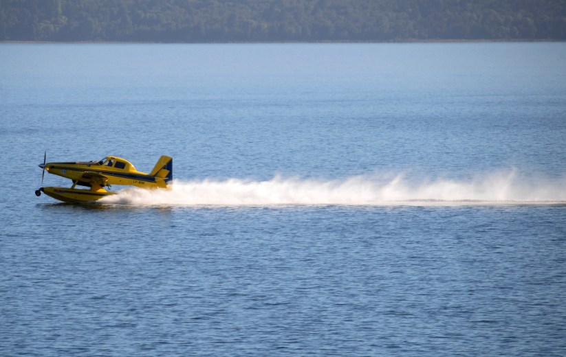 Un avión hidrante carga agua en el lago Nahuel Huapi para llevar al incendio. (Foto: Alfredo Leiva)