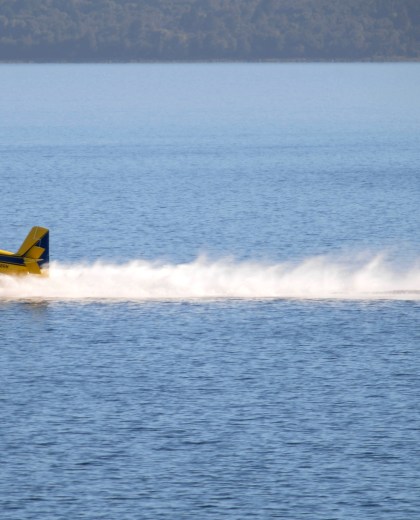 Un avión hidrante carga agua en el lago Nahuel Huapi para llevar al incendio. (Foto: Alfredo Leiva)