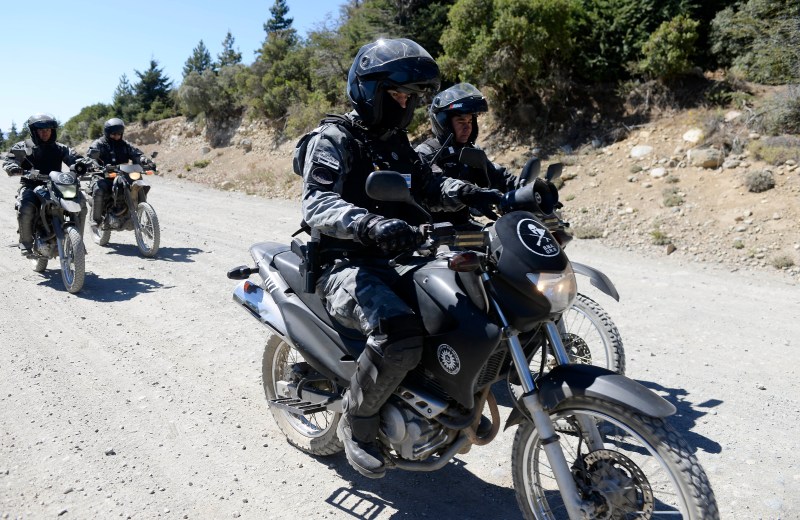Policía de Río Negro en motocicletas rastrilla el cerro Otto. Foto: Alfredo Leiva