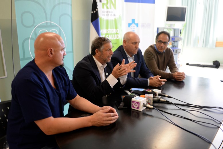 El secretario de Salud, Adolfo Rubinstein entregó equipamiento en el hospital Ramón Carrillo. (Foto: Alfredo leiva)