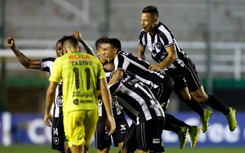 Celebra Botafogo tras obtener la clasificación en la cancha de Defensa y Justicia. (AP Fotos)