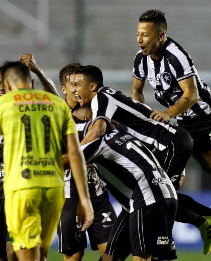 Celebra Botafogo tras obtener la clasificación en la cancha de Defensa y Justicia. (AP Fotos)