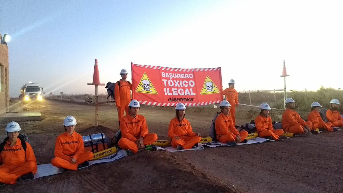 En 2019, activistas de Greenpeace se apostaron en el ingreso a la empresa Treater, en Añelo. Foto: gentileza.