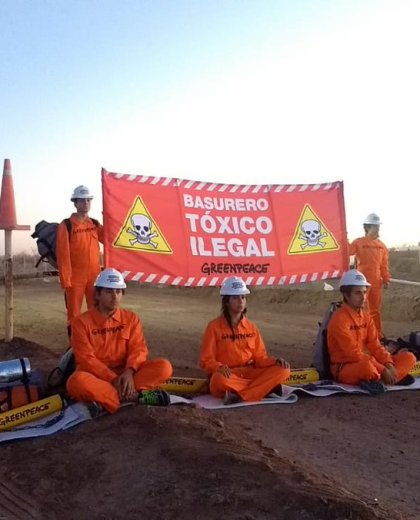 En 2019, activistas de Greenpeace se apostaron en el ingreso a la empresa Treater, en Añelo. Foto: gentileza.