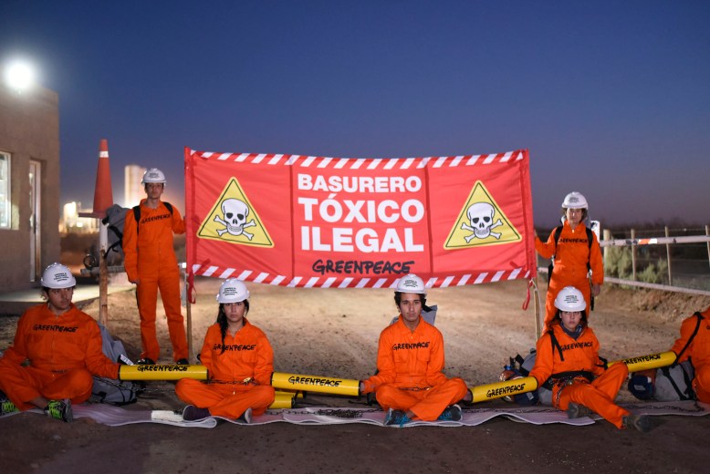 Los 40 activistas de  Greenpeace  bloquean el acceso a la base que la empresa Treater SA. Foto: Gentileza