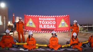 Piden no desalojar a los activistas de Greenpeace que bloquean una empresa en Añelo