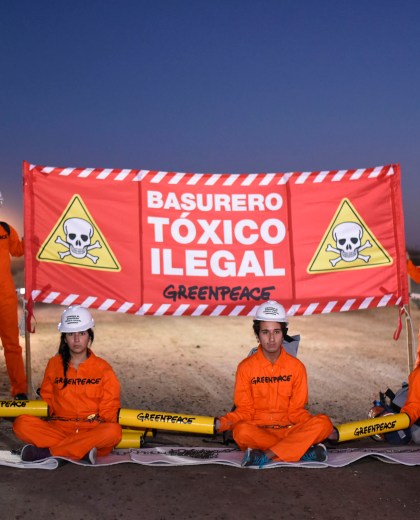 Los 40 activistas de  Greenpeace  bloquean el acceso a la base que la empresa Treater SA. Foto: Gentileza