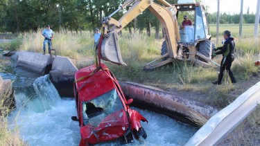 Manejaba alcoholizado y cayó al canal de riego de Centenario