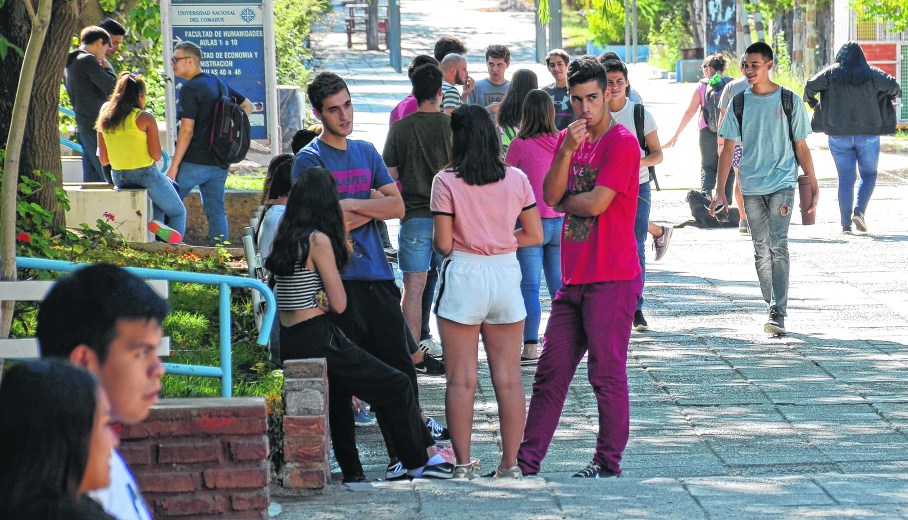 Vivir y estudiar en Neuquén es oneroso y hasta prohibitivo para muchos jóvenes de otros lugares. Foto: Mauro Pérez.