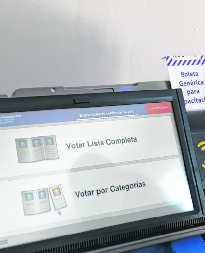 La pantalla de las terminales electrónicas para votar. Foto Archivo: Juan Thomes