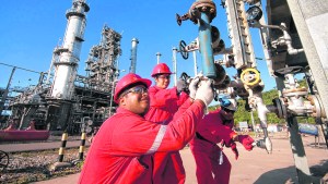 EE.UU. eliminará las sanciones a la petrolera estatal de Venezuela si renuncia Maduro