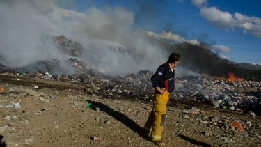 Investigan si el fuego en el basural de Bariloche fue intencional