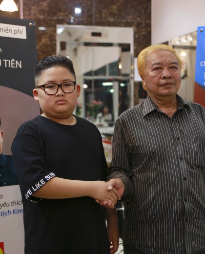 Le Phuc Hai (66) y To Gia Huy (9), en la peluquería de Vietnam que hacer los dos estilos. (AP Fotos/Hau Dinh)