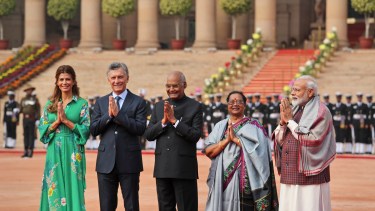 Macri comenzó con su visita oficial a la India entre homenajes y reuniones
