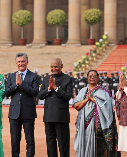 Macri y Awada, tras el saludo protocolar con las autoridades de la India. (Foto: AP)