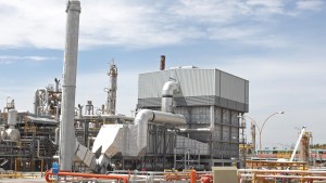 Alertan sobre ruidos en la planta de metanol de Plaza Huincul por tareas de mantenimiento