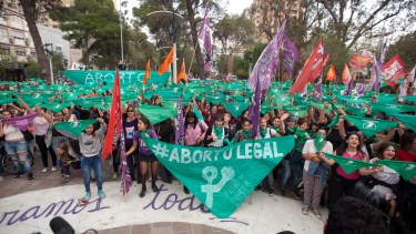 Pañuelazo a favor del aborto en Neuquén. Foto Juan Thomes