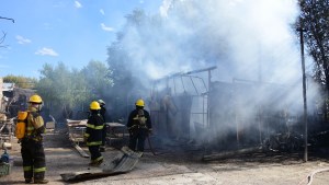 Roca: Tres grandes incendios combatieron hoy los bomberos voluntarios