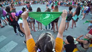 Roca: La «marea verde» por el aborto legal volvió a las calles céntricas