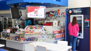 Se instaló el primer cajero en una estación de servicio de la región