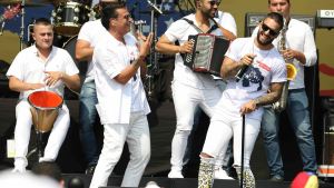 Venezuela: Crece la puja con recitales a ambos lados del mismo puente