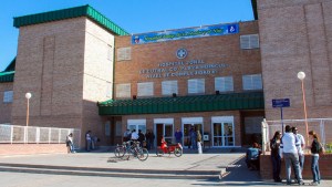 Un joven murió apuñalado y con un disparo en Cutral Co