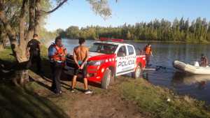 Cruzó el río a nado escapando de la policía pero lo detuvieron con los bomberos