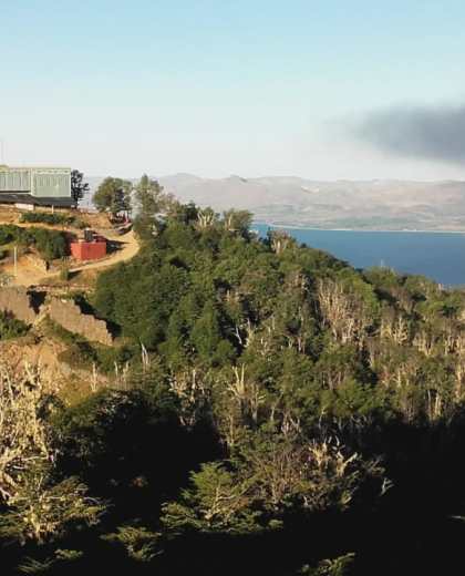 El humo negro del vertedero asomaba detrás del cerro Otto. (Foto: Alfredo Leiva)