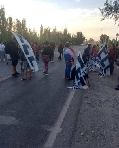 Ayer las organizaciones sociales protestaron en distintas localidades de Neuquén. (Gentileza).-