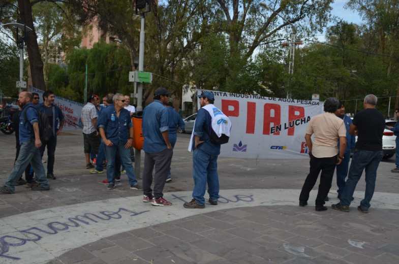 Los trabajadores de la PIAP se reunieron en el monumento para dar a conocer su situación. (Yamil Regules).-