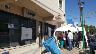 Los jubilados volvieron a protestar por el cierre del PAMI en Plaza Huincul