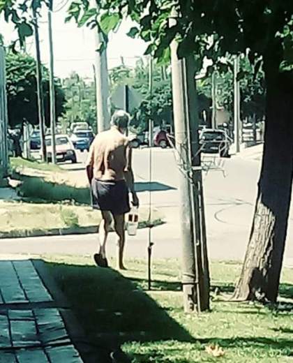 El hombre fue fotografiado caminando por la calle. (Gentileza).-