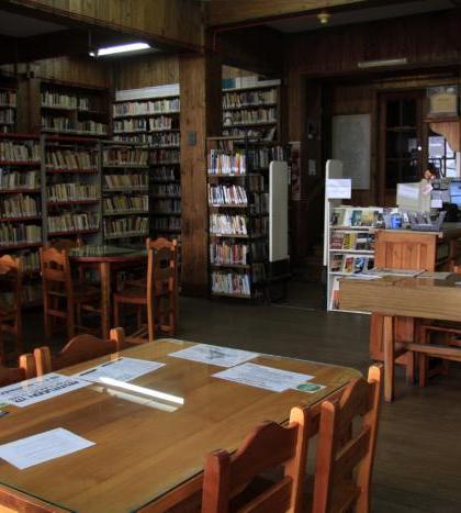 La biblioteca Ernesto Sábato es un espacio muy requerido para los estudiantes de las carreras universitarias de la FADECS. (Foto Gentileza)