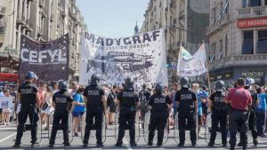 «Cuadernazo»: Detuvieron a reporteros que cubrían el reclamo de trabajadores gráficos