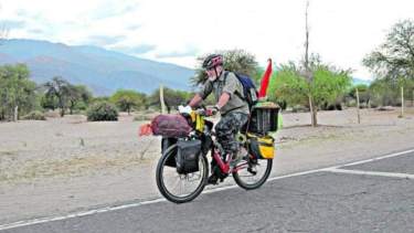 Un jubilado recorría el país en bicicleta y murió atropellado por un camión en Mendoza