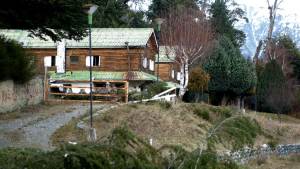 Mapuches desarman un hotel abandonado para construir sus propias casas en Bariloche
